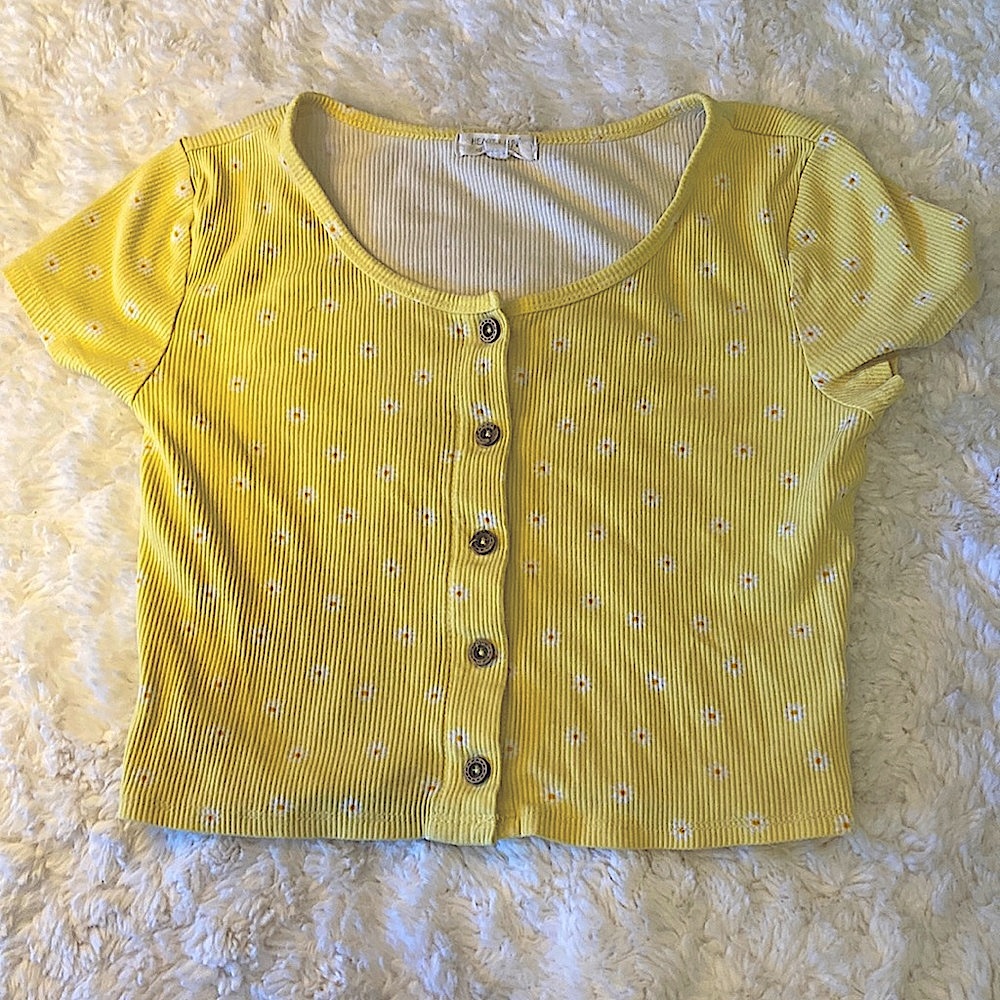 This is a cute buttoned flower crop top for kids or teens🌻🌼